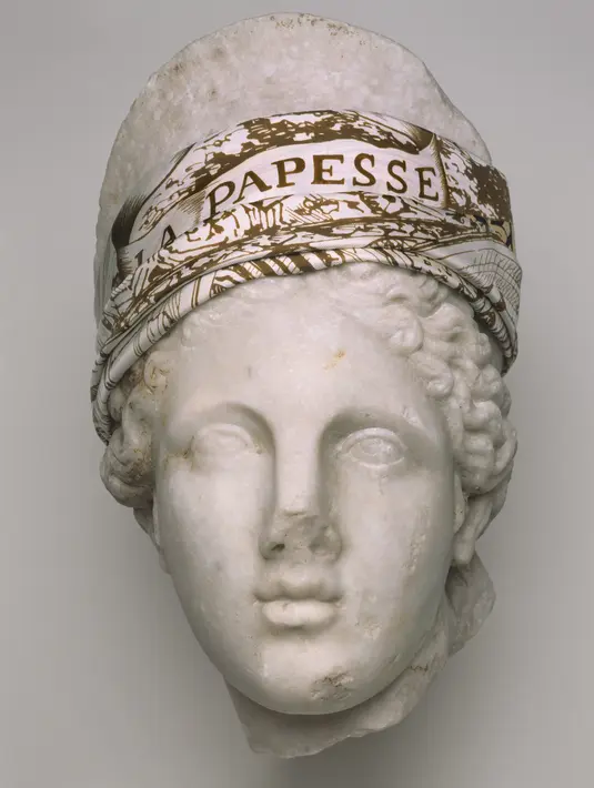 Secara halus menggemakan inspirasi di balik pertunjukan runway di Athena. (Foto: Laurine Bonnet-Christian Dior)