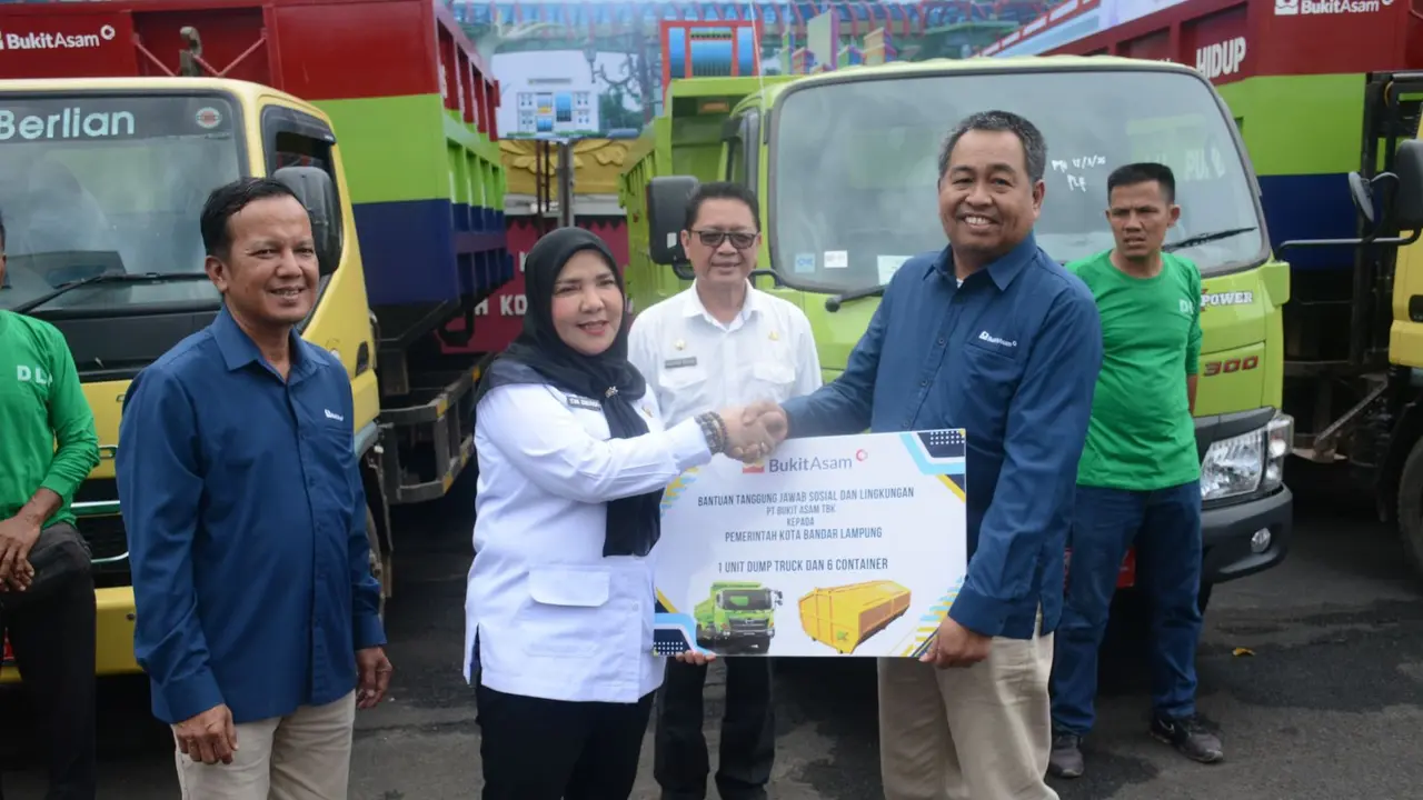 Pemkot Bandar Lampung menerima satu unit truk sampah dan enam kontainer dari PT Bukit Asam (BA) Tarahan. Foto : (Istimewa).