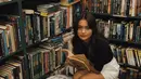 Memakai gaya pakaian kasual, Amanda Rawles selalu tampil mencuri perhatian. Ia kerap mengenakan pakaian comfy saat membaca buku. Baik di perpustakaan maupun saat sedang bersantai. (Liputan6.com/IG/@amandarawles)