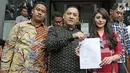 Model seksi Widuri Agesty dan kuasa hukumnya, Krisna Murti menunjukkan tanda bukti lapor di Polda Metro Jaya, Selasa (7/11). Widuri Agesty resmi melaporkan kasus pencatutan foto dirinya di katalog Alexis baru-baru ini. (Liputan6.com/Herman Zakharia)