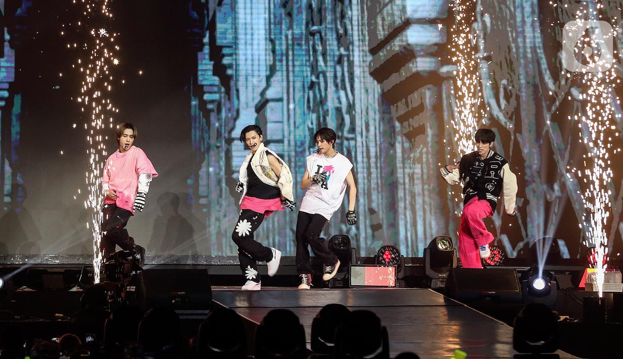 Karena kondisi kakinya, sejak fan meeting di Thailand dan Filipina, Kun tak tak lagi nge-dance di panggung. Saat tampil di ICE BSD dia juga masih menggunakan tongkat untuk menyangga tubuhnya. (Liputan6.com/Johan Tallo)