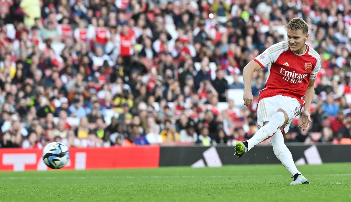 Arsenal menang lewat adu penalti dengan skor 5-4 setelah bermain imbang 1-1 selama 90 menit. (AFP/Glyn Kirk)