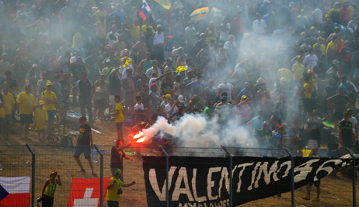 Fans Valentino Rossi merayakan keberhasilan Rossi meraih peringkat tiga dalam GP Ceska di Sirkuit Brno, Republik Ceska, (16/8/2015). (AFP Photo/Michal Cizek)