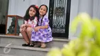 Nicole Rossi yang memerankan Elif (kanan) dan Velove yang menjadi Tasya dalam serial Elif Indonesia saat bermain bersama di sela-sela syuting Elif Indonesia, Sentul, Bogor, (6/2). (Liputan6.com/Gempur M Surya)