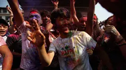 Sejumlah orang merayakan Holi atau Festival Warna di Kathmandu, Nepal, 22 Maret 2016. Mereka merayakan Holi dengan saling melemparkan bubuk atau menyiramkan air berwarna-warni. (REUTERS / Navesh Chitrakar)