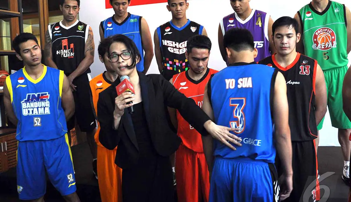 Menurut Oscar, rancangannya kali ini menggambarkan semangat 'Superhero' dengan tambahan aksen api, bintang atau motif tribal, Jakarta, Senin (15/9/2014) (Liputan6.com/Miftahul Hayat)