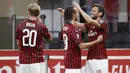 Pemain AC Milan Hakan Calhanoglu (kanan) merayakan golnya ke gawang Atalanta pada pertandingan Serie A di Stadion San Siro, Milan, Italia, Jumat (24/7/2020). Pertandingan berakhir 1-1. (AP Photo/Antonio Calanni)
