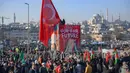 Para pengunjuk rasa berkumpul dan menghadiri aksi solidaritas terhadap rakyat Palestina, di Jembatan Galata di Istanbul, Turki pada tanggal 1 Januari 2025. (Yasin AKGUL/AFP)