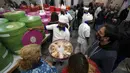 Pelanggan memilih kue tradisional Rosca de Reyes di toko roti sehari sebelum Epiphany atau Hari Tiga Raja, Mexico City, Meksiko, 5 Januari 2022. (AP Photo/Fernando Llano)