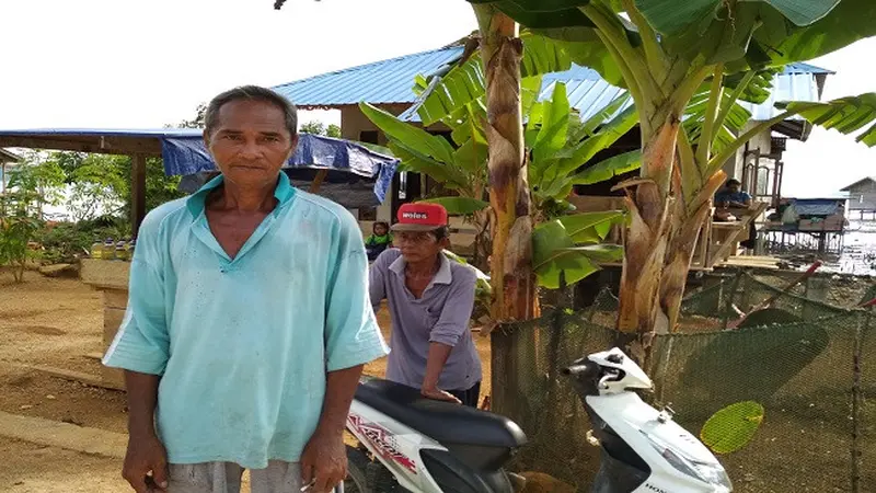 Warga Pulau Tiga Barat Afrizal (55) mengaku bersyukur, kini pasokan listrik dari PLN bisa mengalir selama 24 jam. (Liputan6.com/Pebrianto Eko Wicaksono)