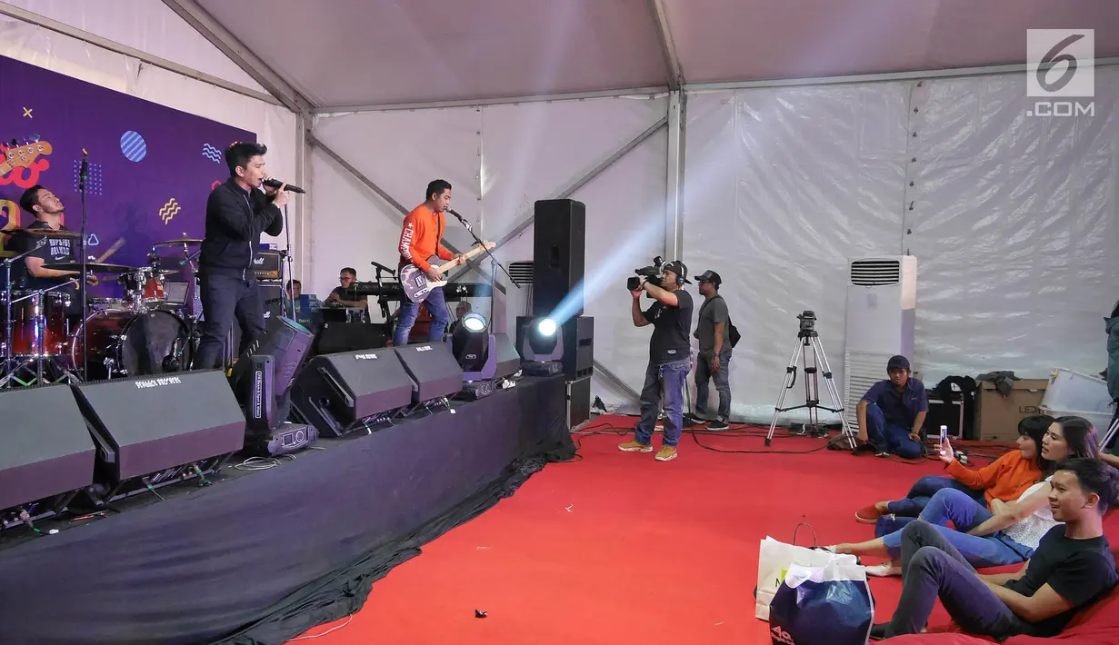 Penampilan Govinda band pada acara Vidio Fair 2.0 di Gandaria City Mall, Jakarta Selatan, Sabtu (3/11). Selain Govinda, musisi-musisi papan atas seperti Sheryl Sheinafia, Andien dan GIGI juga akan tampil menghibur pengunjung (Liputan6.com/Herman Zakharia)
