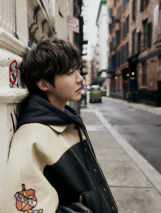 <p>6. J-Hope, penari utama, sub-rapper, dan sub-vokalis BTS, adalah yang pertama dari beberapa anggota BTS yang masuk dalam daftar ini! Dia dicintai karena keterampilan menarinya yang luar biasa serta bakatnya dalam rap dan bernyanyi. Dia bahkan lebih dipuja karena kepribadiannya yang ceria dan akan membuat siapa pun tersenyum. (Foto: Instagram/ uarmyhope)</p>