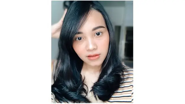 Fati Indraloka terlihat makin memesona saat mengenakan makeup yang tipis.
