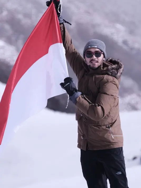 Achmad Megantara melakoni banyak kegiatan ekstrem, seperti mendaki. Berada di ketinggian 4200mdpl, Achmad Megantara mengenakan puffer jacket berwarna cokelat dan celana kargo berwarna hitam. Outfit ini tidak hanya menghangat tubuhnyai di tengah kedinginan melainkan memudahkan mobilitasnya mendaki gunung.