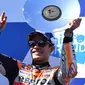 Pembalap Spanyol dari tim Repsol Honda, Marc Marquez merayakan kemenangan di podium usai Grand Prix MotoGP Australia di Sirkuit Phillip Island, Minggu (16/10/2022). Pertarungan ketat terjadi sepanjang balapan, Marc Marquez tak menyangka bisa melesat hingga akhir balapan. (Paul CROCK/AFP)