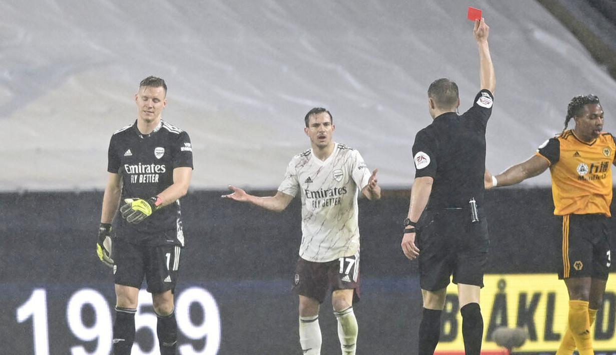 Kiper Arsenal, Bernd Leno, mendapat kartu merah saat melawan Wolverhampton Wanderers pada laga Liga Inggris di Stadion Molineux, Selasa (2/2/2021). Arsenal takluk dengan skor 2-1. (Shaun Botterill/Pool via AP)
