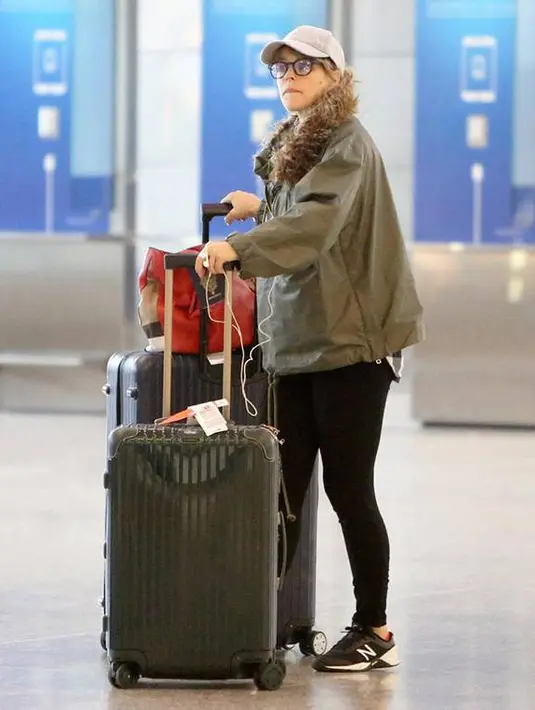 Terakhir kali, Rachel terlihat di Pearson International Airport pada 27 November lalu dengan jaket kebesaran dan topi baseball. (Sean ONeill, PacificCoastNews/E! News)