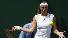Kristina Mladenovic berusaha mengembalikan bola kearah lawannya Alison Riske pada hari keempat tunggal putri di Wimbledon Tennis Championships 2017, London , (6/7/2017). (AP/Alastair Grant)