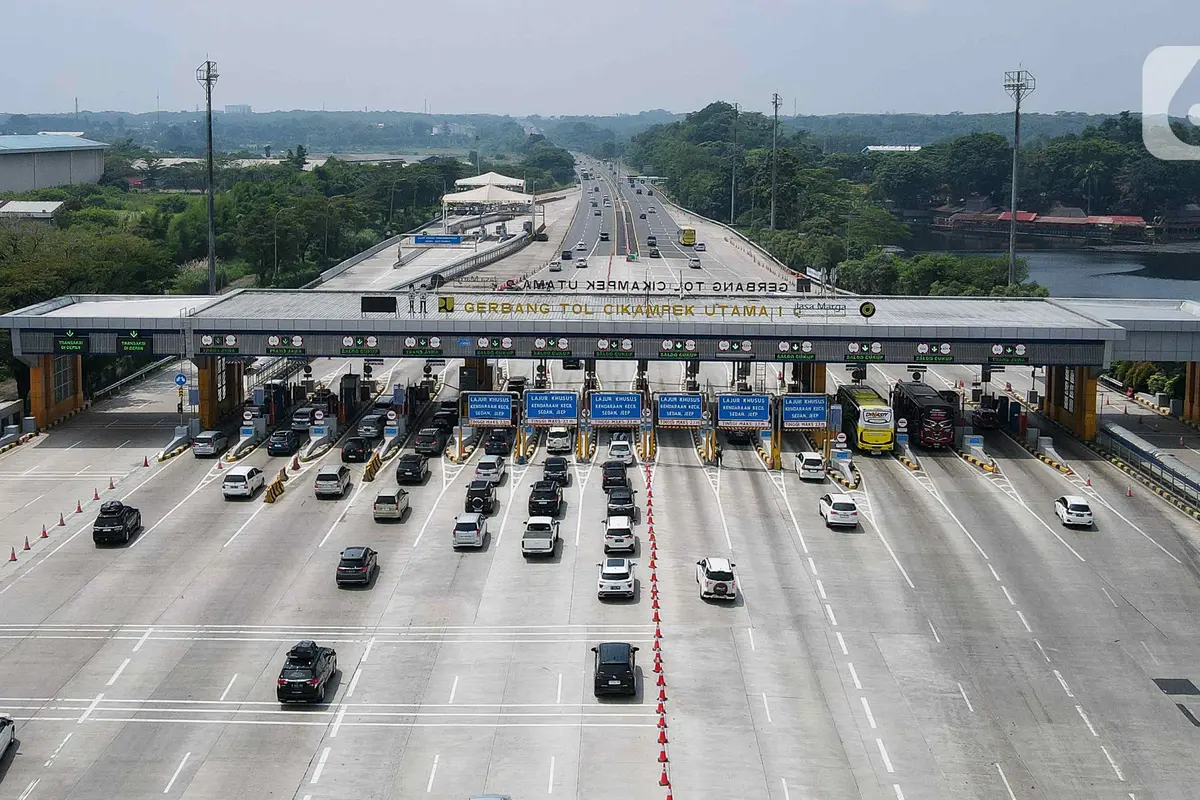Arus Lalu Lintas di Gerbang Tol Cikatama Ramai Lancar