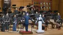 Sepanjang pertunjukan, mata biru robot ini menatap tanpa berkedip ke arah para musisi, dan hanya mengangguk-anggukkan kepala mengikuti irama musik. (Photo by National Theater of Korea / AFP)