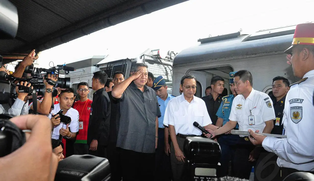 Sidak tersebut dilakukan untuk melihat lebih dekat situasi pemudik yang menggunakan jasa pelayanan PT. KAI, Kamis (24/7/14). (Liputan6.com/Faizal Fanani)