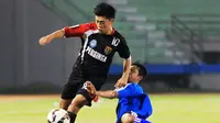 Madiun Putra FC (kostum hitam) saat beruji coba dengan Persinga Ngawi, Kamis (30/7/2015). (Bola.com/Robby Firly)