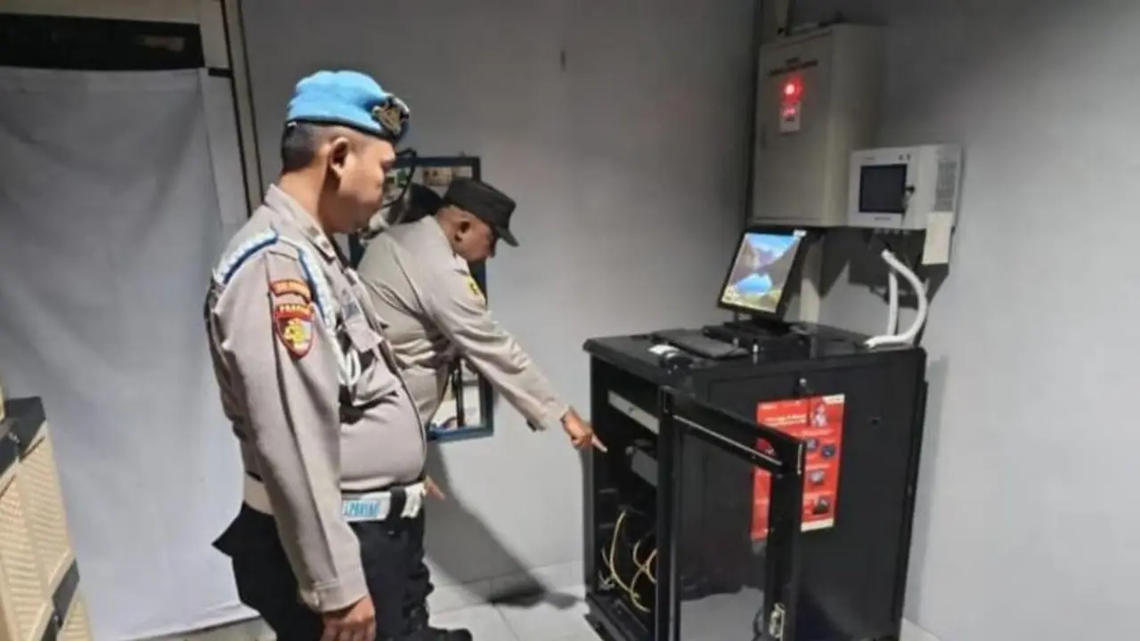 Polisi olah TKP kasus perampokan di SPBU Bekasi. (Antara)
