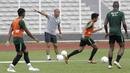 Asisten pelatih Timnas Indonesia U-22, Nova Arianto, memberikan arahan saat latihan di Stadion Madya Senayan, Jakarta, Selasa (22/1). Latihan ini merupakan persiapan jelang Piala AFF U-22. (Bola.com/Yoppy Renato)