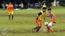 Pesepakbola dari SSB se Jakarta berebut bola saat mengikuti seleksi masuk Timnas Indonesia U-19 di Lapangan Wisma Aldiron, Jakarta, Kamis (23/2). 30 pemain adu kemampuan untuk masuk Timnas Indonesia U-19. (Liputan6.com/Helmi Fithriansyah)