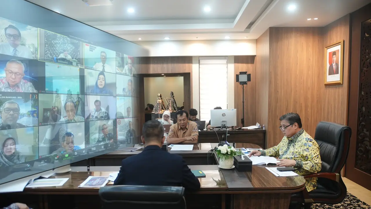 Menteri Koordinator Bidang Perekonomian Airlangga Hartarto mengadakan kegiatan audiensi dengan kelompok ahli Satgas AZEC dan Satgas Semikonduktor secara virtual, Selasa (2/4/2024). (Dok Kemenko Perekonomian)