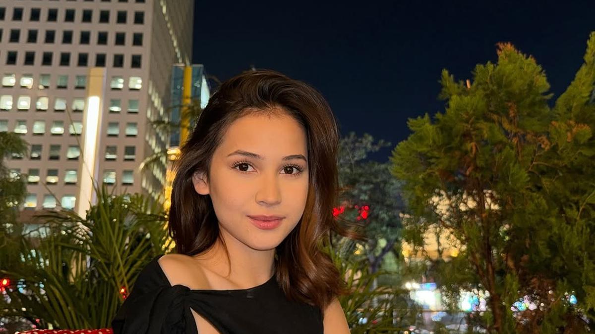 Artis Indonesia Termuda di Daftar Wanita Tercantik 2025, Ini 6 Pesona Sandrinna dengan Dress Hitam