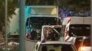 Bekas tembakan terlihat di kaca depan sebuah truk yang menabrak kerumunan orang yang tengah menyaksikan festival di Nice, Prancis, Kamis (14/7). Sopir yang diduga mengemudikan truknya untuk membunuh itu ditembak mati oleh polisi. (REUTERS/Eric Gaillard)