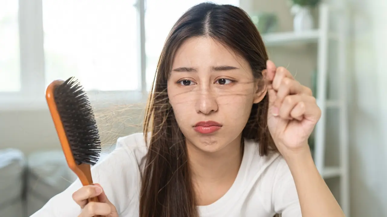 Penyebab Rambut Rontok Parah Sampai Berserakan di Mana-Mana dan Cara Mudah Mengatasinya di Rumah