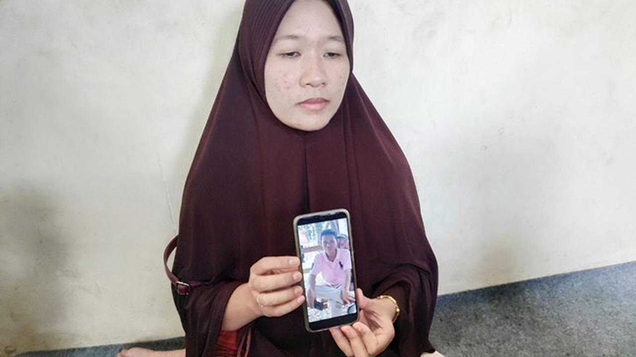 Elsa memperlihatkan foto suaminya yang hilang sejak pekan lalu dan mobilnya sudah ditemukan terbukar.