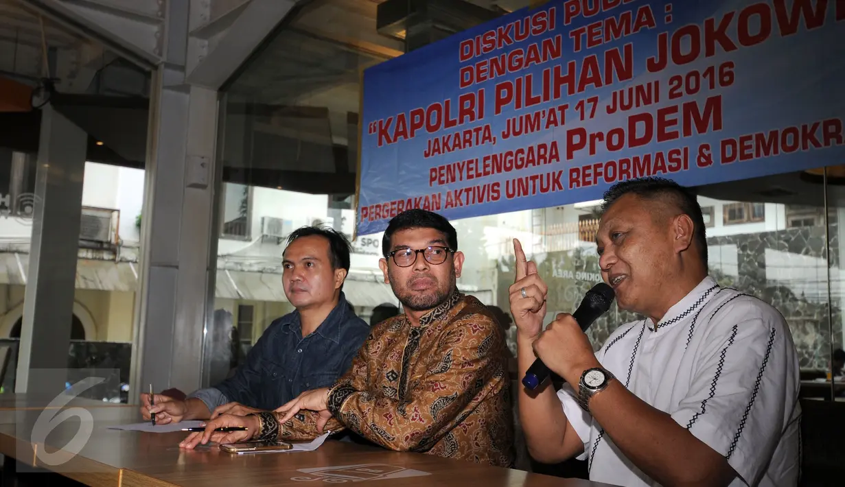 Aktivis Gerakan Indonesia Bersih, Adhie Massardi (kanan) memberi penyataan diskusi Kapolri Pilihan Jokowi di Jakarta, Jumat (17/6/2016). Diskusi membahas dipilihnya Komjen Pol Tito Tito Karnavian sebagai calon kapolri. (Liputan6.com/Helmi Fithriansyah)