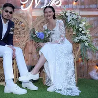 Sementara dalam pernyataan sebelumnya, ayah Petra, Franky Sihombing berminat untuk mendapatkan cucu yang banyak dari pernikahan anaknya. Namun, Firrina langsung menjawab. "Wah jangan dong pah," ucapnya tersenyum. (Deki Prayoga/Bintang.com)