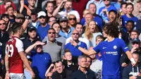 Momen saat bek Chelsea, David Luiz mendapat kartu merah usai melanggar pemain Arsenal, Minggu (17/9/2017). (Glyn KIRK / AFP)