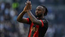 Penyerang Bournemouth asal Ghana #24, Antoine Semenyo, bertepuk tangan kepada para penggemar di lapangan setelah pertandingan Liga Primer Inggris antara Tottenham Hotspur dan Bournemouth di Stadion Tottenham Hotspur di London, pada 9 Maret 2025. Pertandingan berakhir dengan skor 2-2. (Ben STANSALL/AFP)