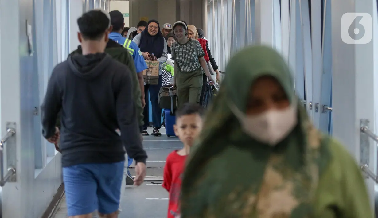 Calon penumpang membawa barang bawaan ke dalam Kapal Pelni KM Dobonsolo di Pelabuhan Tanjung Priok, Jakarta, Selasa (25/3/2025). (Liputan6.com/Herman Zakharia)
