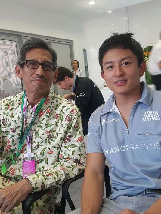 Rio Haryanto bersama Dubes RI Manama, Chilman Arisman, di paddock Manor Racing seusai latihan bebas pertama F1 GP Bahrain di Sirkuit Internasional Sakhir, Bahrain, Jumat (1/4/2016). (Bola.com/Rio Haryanto Media)