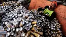 Seorang anggota Bloco da Latinha melepaskan dahaga setelah parade di Madre de Deus, Brasil (9/2/2016). "Bloco da Latinha" adalah kelompok karnaval yang memakai kostum terbuat dari kaleng aluminium. (AFP Photo/Yasuyoshi Chiba)