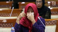 Terpidana kasus pelanggaran UU ITE sekaligus korban pelecehan seksual Baiq Nuril menangis saat hadir dalam rapat pleno Komisi III DPR di Gedung Nusantara III, Jakarta, Rabu (23/7/2019). Rapat membahas surat pertimbangan amnesti dari Presiden Joko Widodo. (Liputan6.com/JohanTallo)