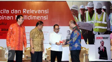 Menteri Tenaga Kerja Hanif Dhakiri (kedua kanan) menerima buku dari editor penulis jelang seminar dan bedah buku Jokoway di Jakarta, Kamis (27/10). Seminar bertema Era Nawacita dan Relevansi Kepemimpinan Multidimensi. (Liputan6.com/Helmi Fithriansyah)