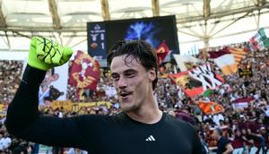 Kiper AS Roma, Mile Svilar salah satu alasan lini belakang I Giallorossi begitu sulit dibobol musim ini. (Tiziana FABI / AFP)