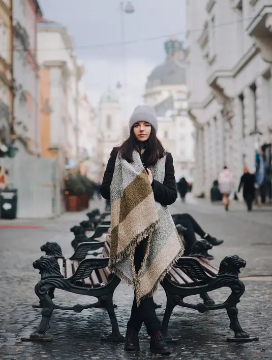 Scarf lebar. Scarf yang lebar ternyata bisa dipakai untuk menyamarkan perut buncit kamu lho! kamu bisa memakainya di leher yang akan mengahlikan pandangan orang terhadap perut kamu.  / copyright shutterstock