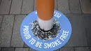 Puntung rokok raksasa terlihat di kawasan Pitt Street Mall, Sydney, Australia, Senin (26/9). Puntung rokok raksasa tersebut sebagai kampanye untuk kawasan bebas asap rokok di Sydney. (AFP PHOTO/Saeed Khan)