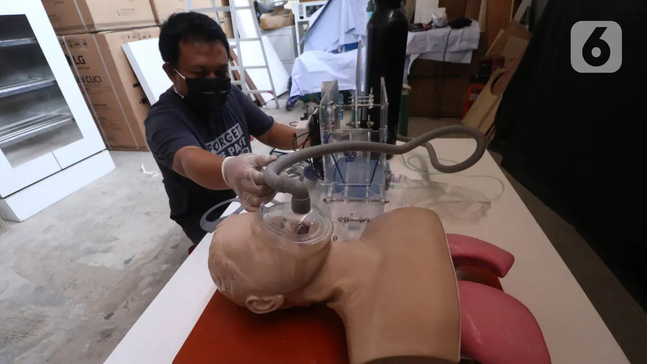 FOTO: Pria Ini Buat Ventilator untuk Pasien COVID-19