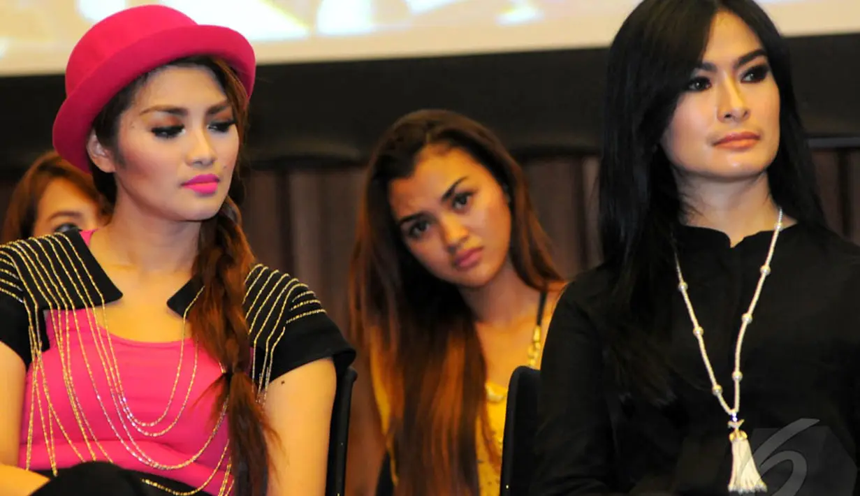 Penyanyi dangdut Fitri Carlina dan Iis Dahlia saat konferensi pers perayaan Konser Raya 20 Tahun Indosiar di SCTV Tower, Senayan, Jakarta, Senin (5/1/2015). (Liputan6.com/Faisal R Syam)