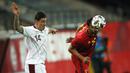 Pemain Belgia, Nacer Chadli (kanan), berebut bola dengan pemain Swiss, Steven Zuber, dalam pertandingan uji coba Internasional di Stadion King Power, Belgia, Kamis (12/11/2020) dini hari WIB. Belgia mengalahkan Swiss 2-1. (AP Photo/Francisco Seco).