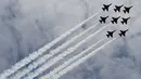 Tim Aerobatik angkatan udara Korea Selatan "Black Eagles" saat mengudara dalam Pameran Maritim dan Dirgantara Langkawi Internasional (LIMA) di Kuala Lumpur, Malaysia (29/3). (AFP Photo / Manan Vatsyayana)